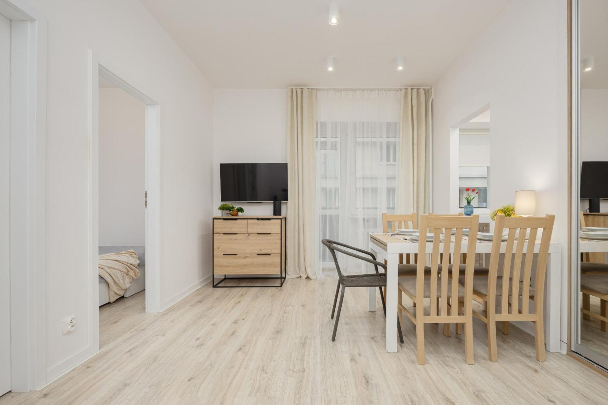 Bright In Center With Two Bedrooms And Balcony By Renters Lägenhet *