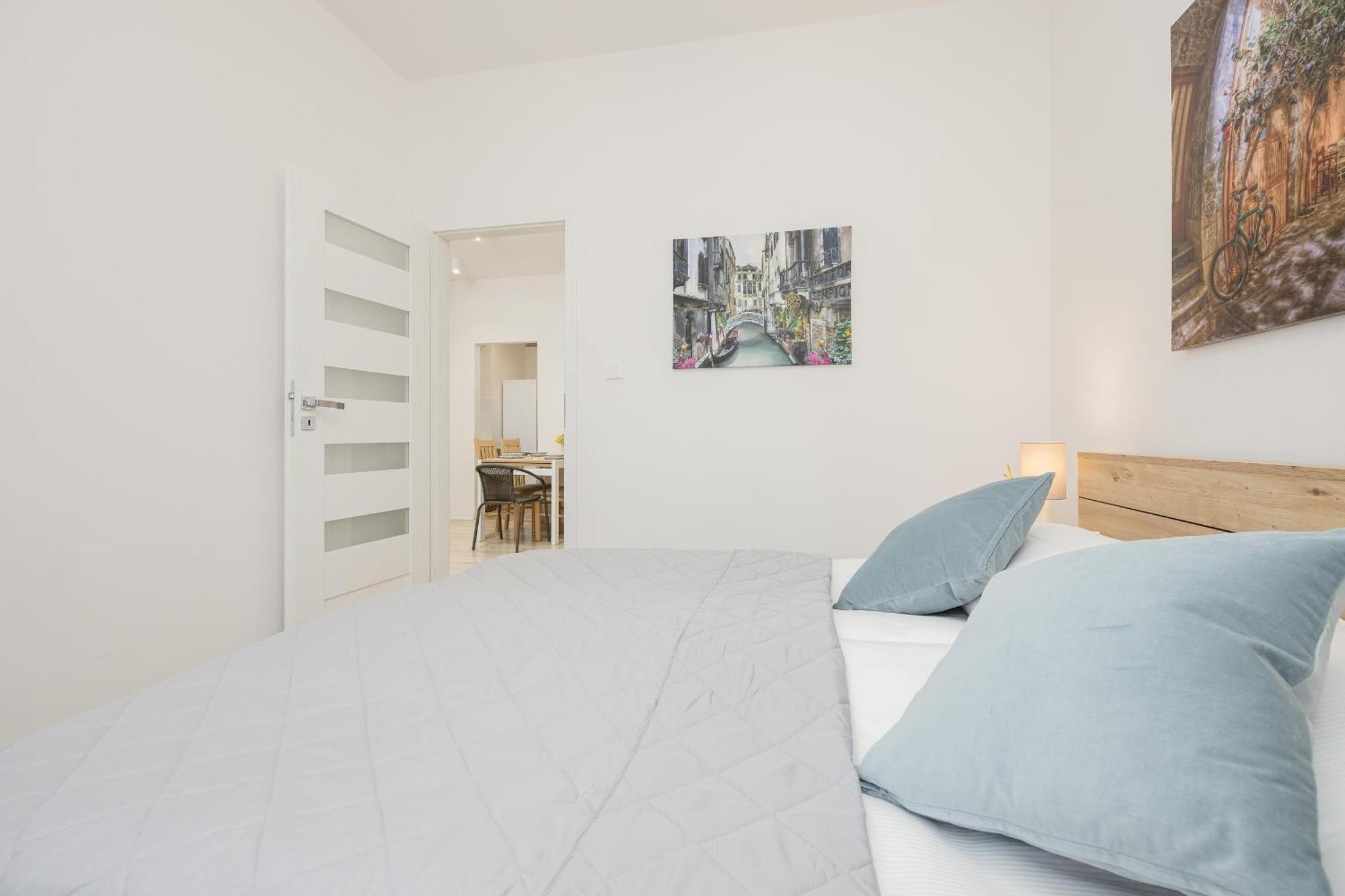 Lägenhet Bright In Center With Two Bedrooms And Balcony By Renters *