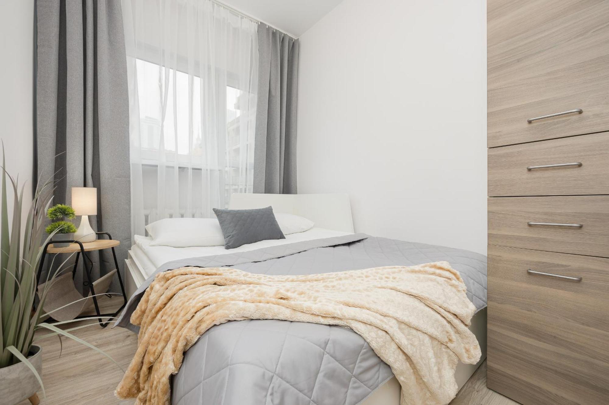 Bright In Center With Two Bedrooms And Balcony By Renters Leilighet Warszawa