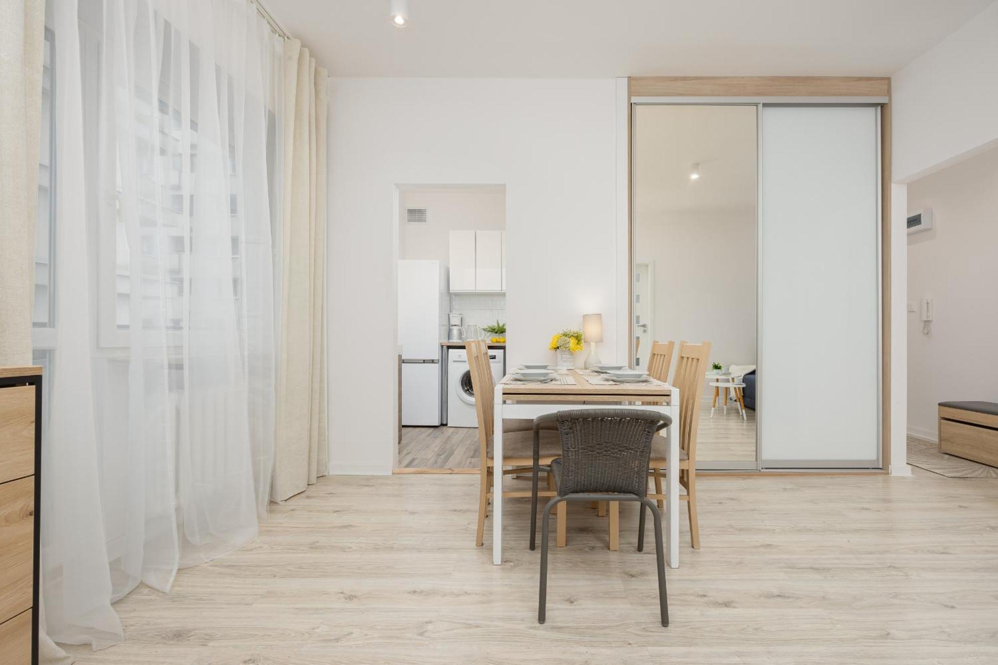 Bright In Center With Two Bedrooms And Balcony By Renters Leilighet *